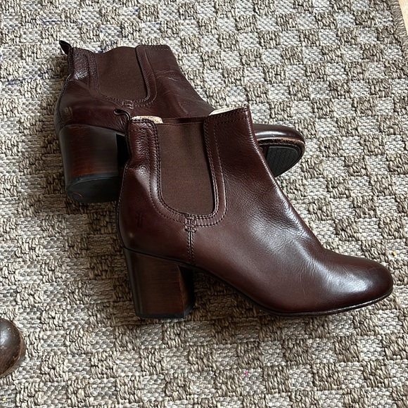 FRYE Stella Short Chelsea Boot, Dark Brown - Size 7 - Picture 2 of 7